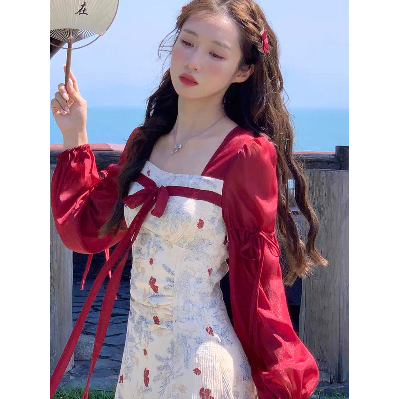 Váy cách tân dáng dài phối tay đỏ