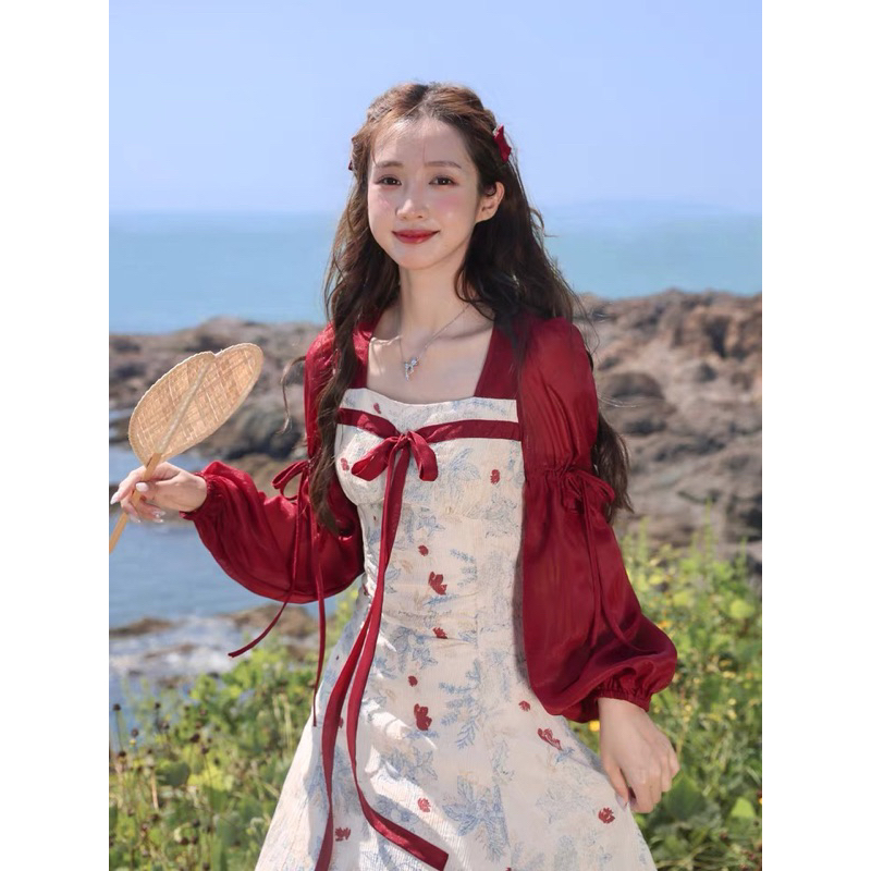 Váy cách tân dáng dài phối tay đỏ