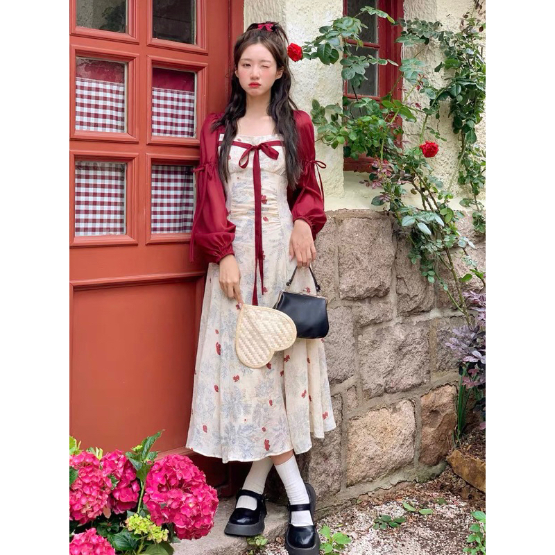 Váy cách tân dáng dài phối tay đỏ