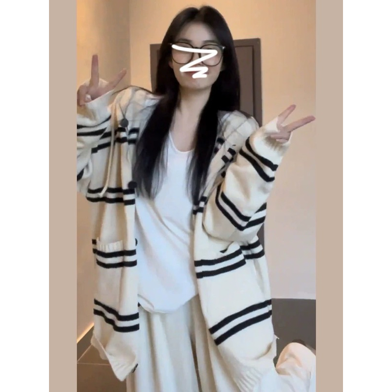 Áo len hoodie có mũ phối khuy hai túi trước màu be phối đen soch ngang dài tay dáng chùm mông ulzzang xinh