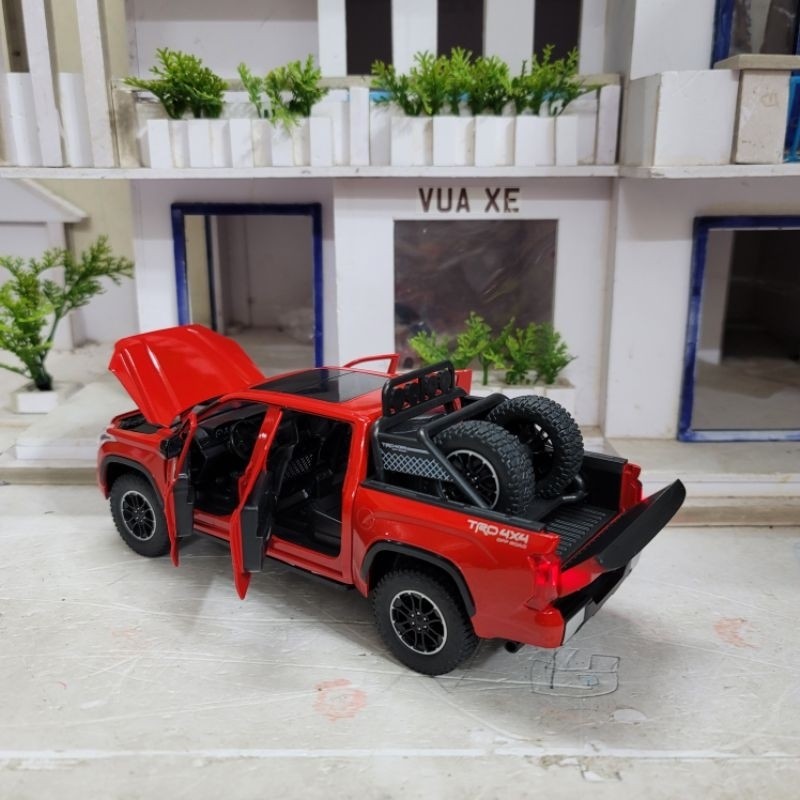Mô hình xe bán tải Toyota Tundra tỉ lệ 1:24 có khóa thông minh, đề nổ, đánh lái và chạy cót