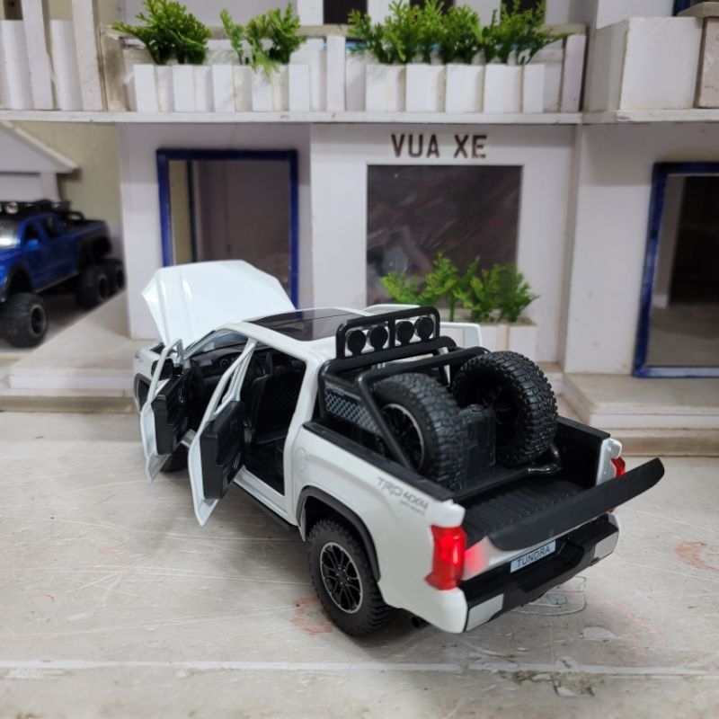 Mô hình xe bán tải Toyota Tundra tỉ lệ 1:24 có khóa thông minh, đề nổ, đánh lái và chạy cót