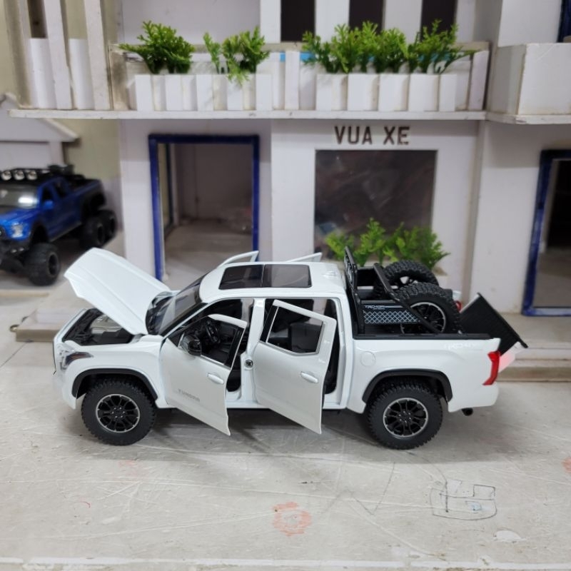 Mô hình xe bán tải Toyota Tundra tỉ lệ 1:24 có khóa thông minh, đề nổ, đánh lái và chạy cót