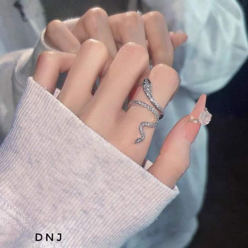 Nhẫn rắn đa mẫu mã chất liệu b.ạc