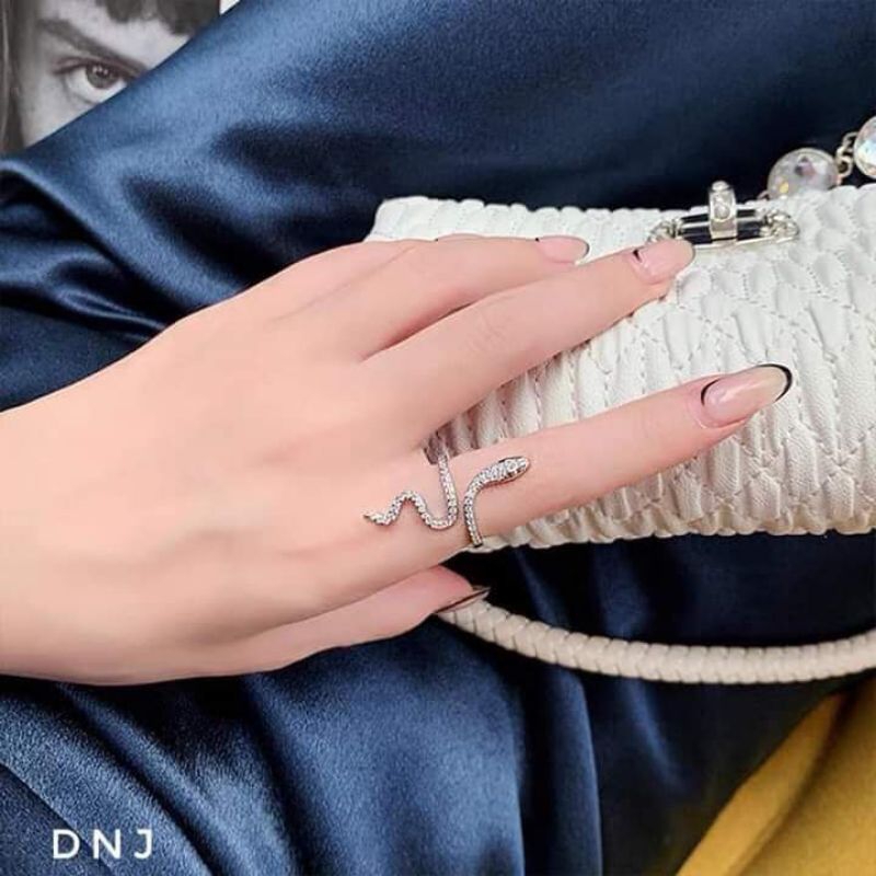 Nhẫn rắn đa mẫu mã chất liệu b.ạc