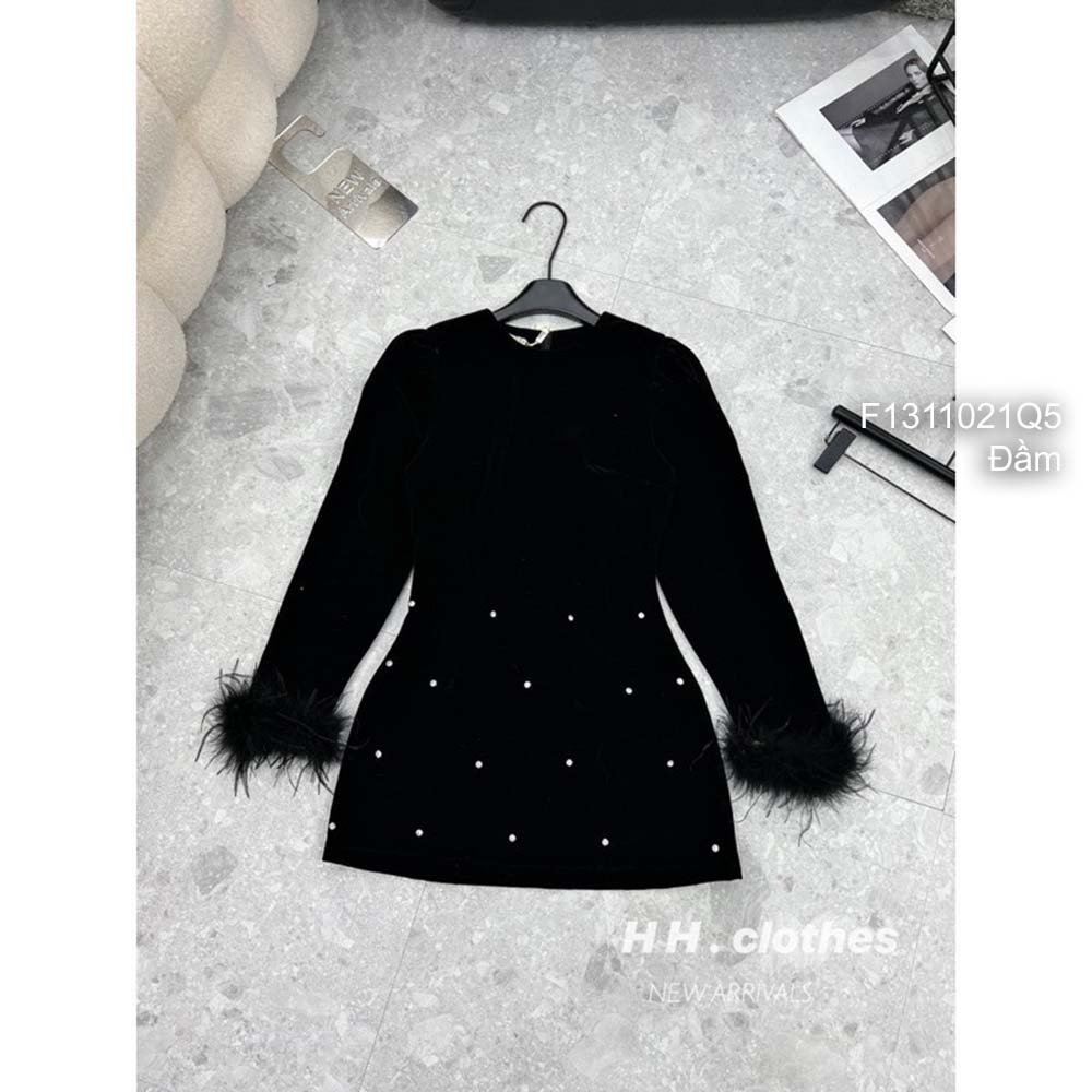 Đầm kiểu nhung đen ngực đính khuy bọc chạy viền mí tay dài!