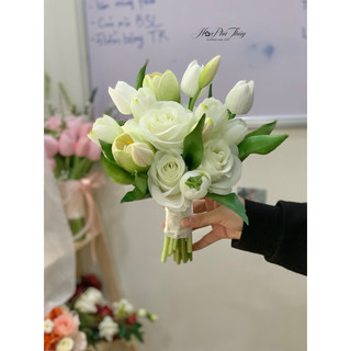 Hoa cưới cầm tay cô dau bằng lụa