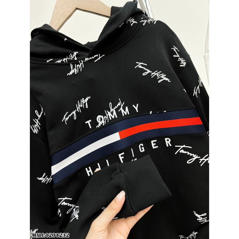 Hoodie nam nữ Tommy Hilfiger in vạch sọc đen trắng đỏ chữ kí quanh áo. Hoodie Unisex Form Unisex Siêu Hot 2023
