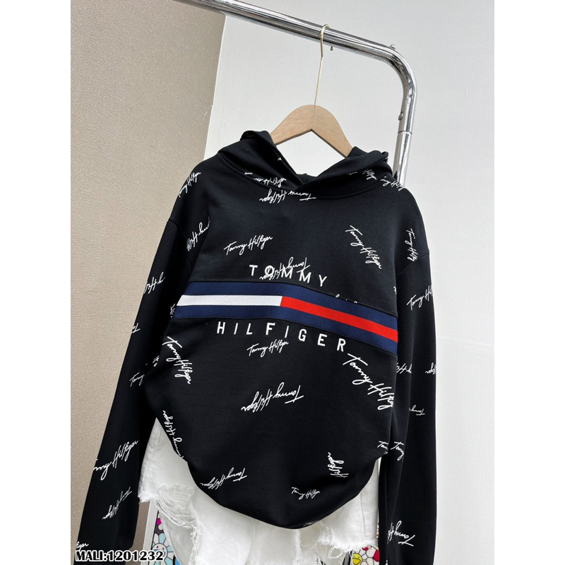 Hoodie nam nữ Tommy Hilfiger in vạch sọc đen trắng đỏ chữ kí quanh áo. Hoodie Unisex Form Unisex Siêu Hot 2023