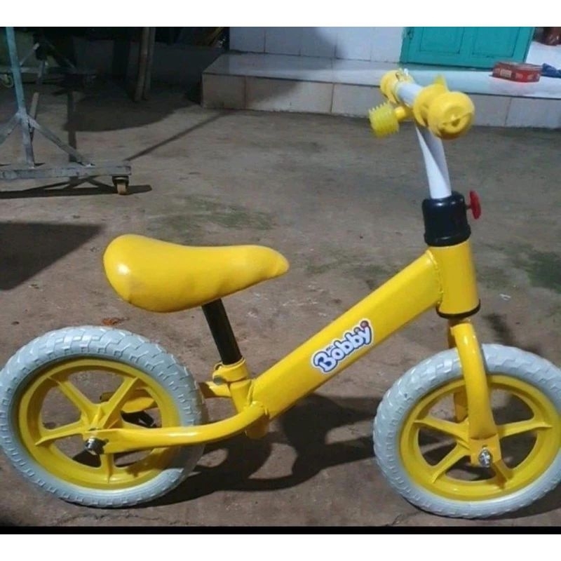 Xe đạp chòi chân cân bằng cho bé vận động quà Bobby