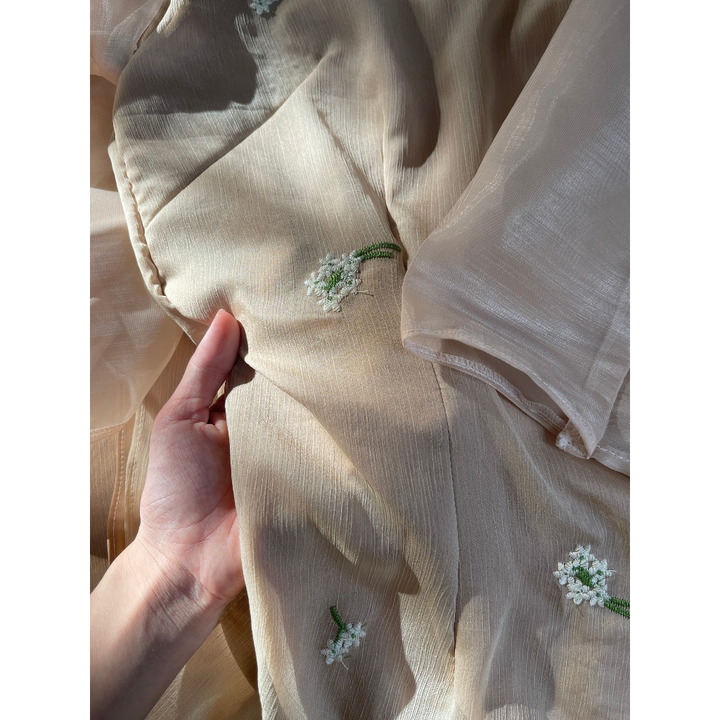 Áo dài nữ, Áo dài cách tân hoa nhí Cúc Chi màu be nhẹ nhàng trẻ trung kèm ảnh thật may sẵn