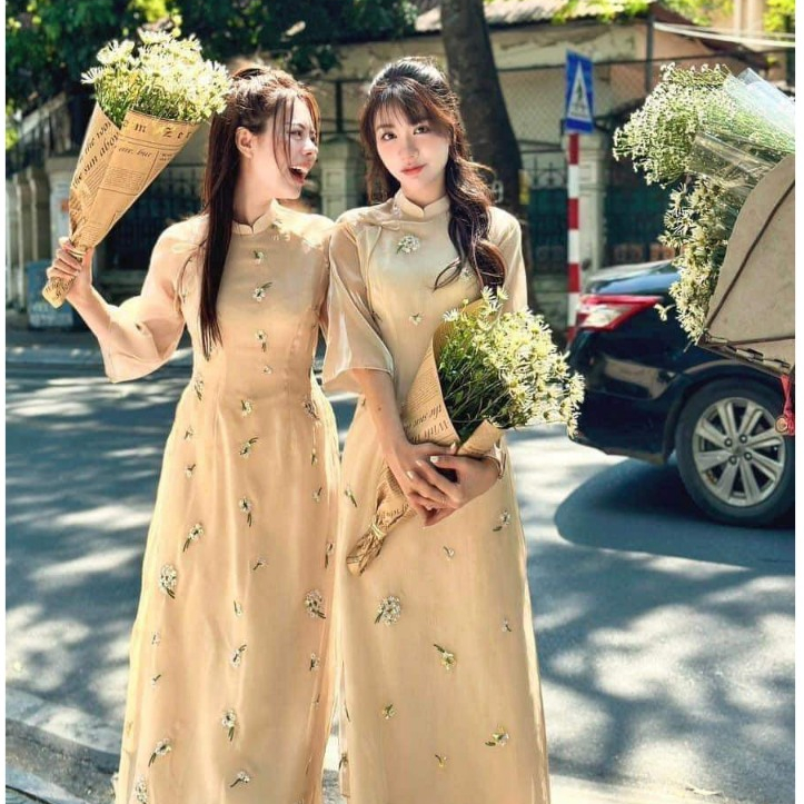 Áo dài nữ, Áo dài cách tân hoa nhí Cúc Chi màu be nhẹ nhàng trẻ trung kèm ảnh thật may sẵn