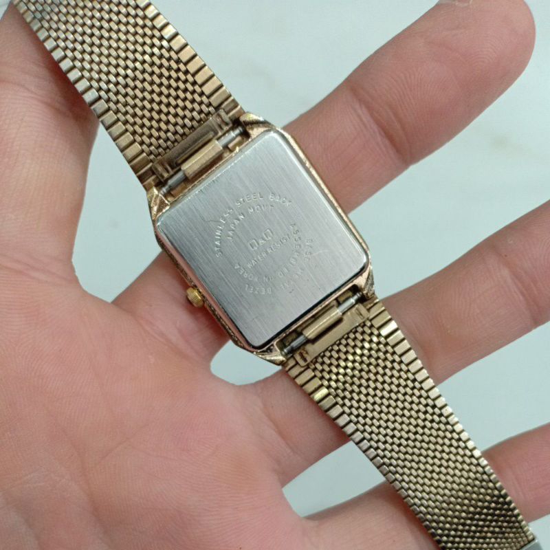 Đồng hồ si nhật nam mặt vuông tank hiệu Q&Q MIRALE núm đá đen mạ vàng độ mới 88%