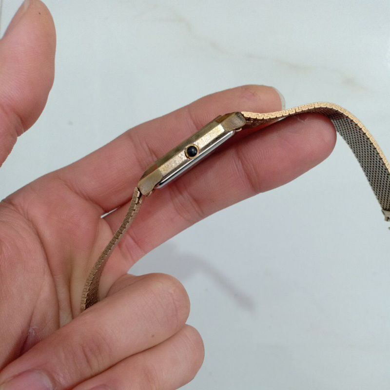 Đồng hồ si nhật nam mặt vuông tank hiệu Q&Q MIRALE núm đá đen mạ vàng độ mới 88%