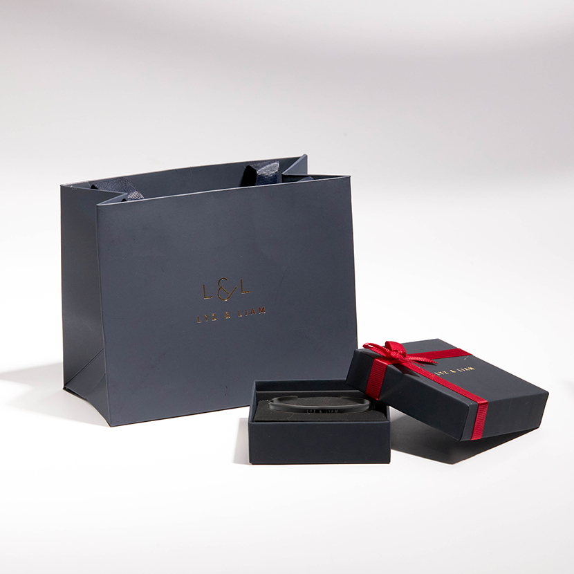 Vòng tay nam nữ Lyz and Liam Classic L&L Cuff Black- Gift Box Hộp quà tặng nơ đỏ & khắc chữ theo yêu cầu