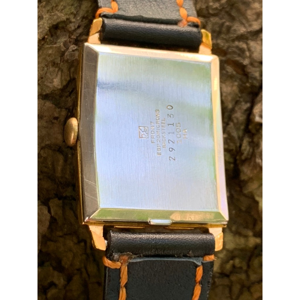 Đồng hồ nam Seiko Diashock cơ cót 19 jewels, mặt chử nhật màu đỏ, niềng lắc kê vàng, dây da của Nhật