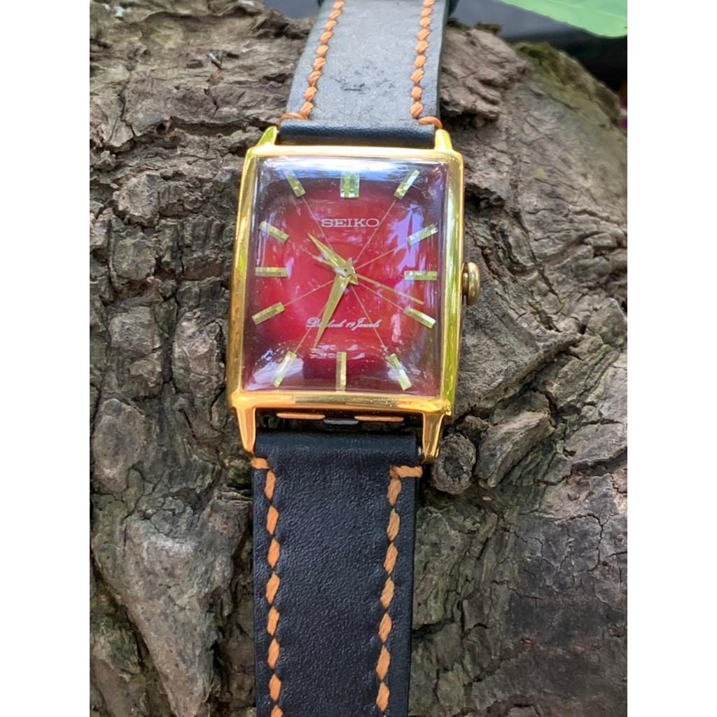 Đồng hồ nam Seiko Diashock cơ cót 19 jewels, mặt chử nhật màu đỏ, niềng lắc kê vàng, dây da của Nhật