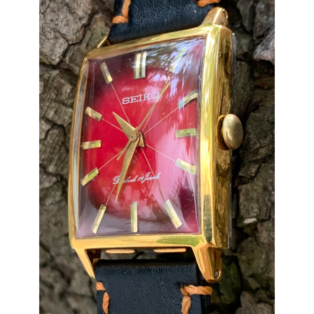 Đồng hồ nam Seiko Diashock cơ cót 19 jewels, mặt chử nhật màu đỏ, niềng lắc kê vàng, dây da của Nhật