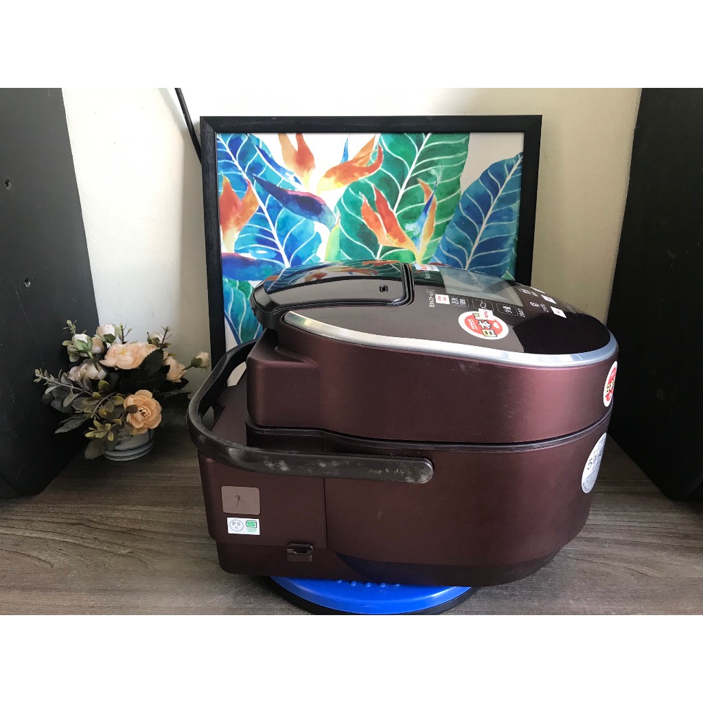 Nồi cơm VIP 1.0l Hitachi RZ-TW3000K Cao tần Áp suất Steam cut  màu nâu bản đẹp, màn LED, Made in Japan