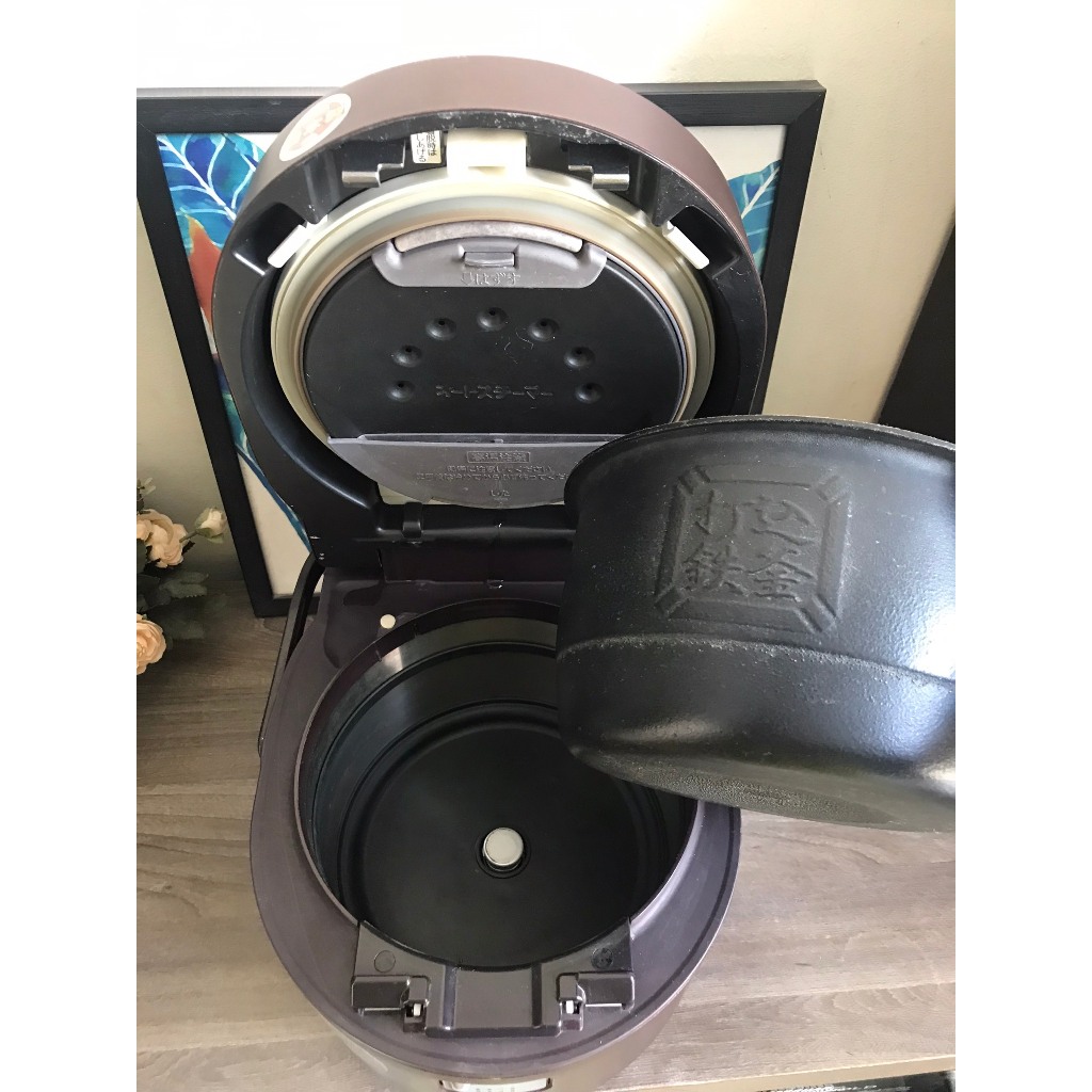 Nồi cơm VIP 1.0l Hitachi RZ-TW3000K Cao tần Áp suất Steam cut  màu nâu bản đẹp, màn LED, Made in Japan