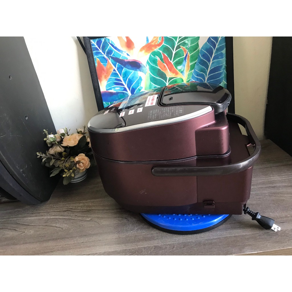 Nồi cơm VIP 1.0l Hitachi RZ-TW3000K Cao tần Áp suất Steam cut  màu nâu bản đẹp, màn LED, Made in Japan