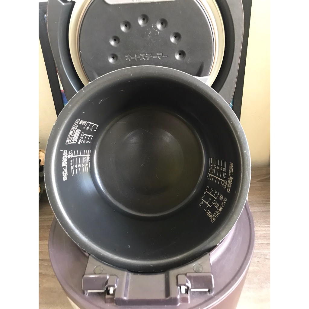 Nồi cơm VIP 1.0l Hitachi RZ-TW3000K Cao tần Áp suất Steam cut  màu nâu bản đẹp, màn LED, Made in Japan