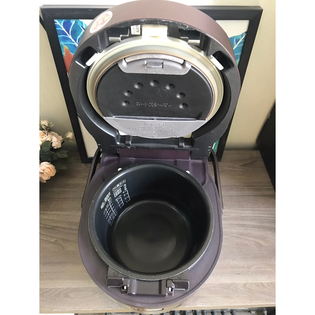 Nồi cơm VIP 1.0l Hitachi RZ-TW3000K Cao tần Áp suất Steam cut  màu nâu bản đẹp, màn LED, Made in Japan