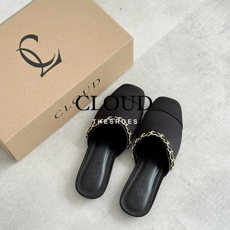 Giày nữ bít mũi quai xích