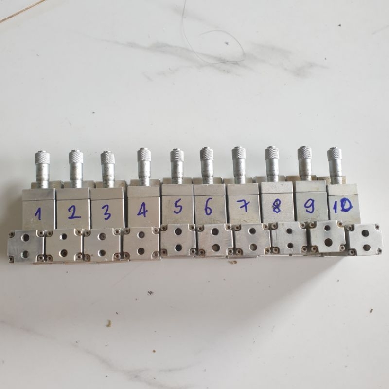 cơ cấu trượt giới hạn panme, hai trục Y Z có lò xo căn chỉnh lực, 2 trục ngang nhựa cách điện chế hàn cell pin 18650