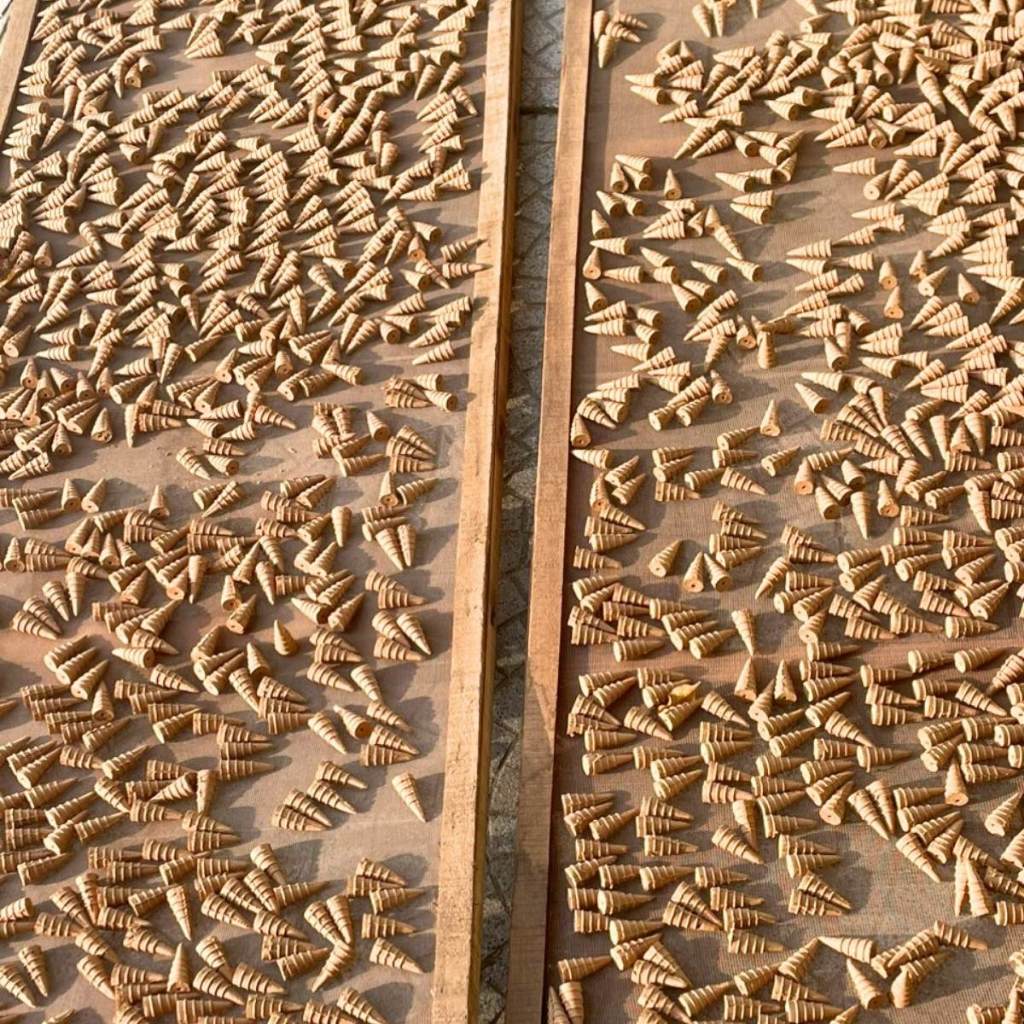 Lư Sứ Xông Trầm Hương - Nắp đồng hoa văn, sứ cao cấp