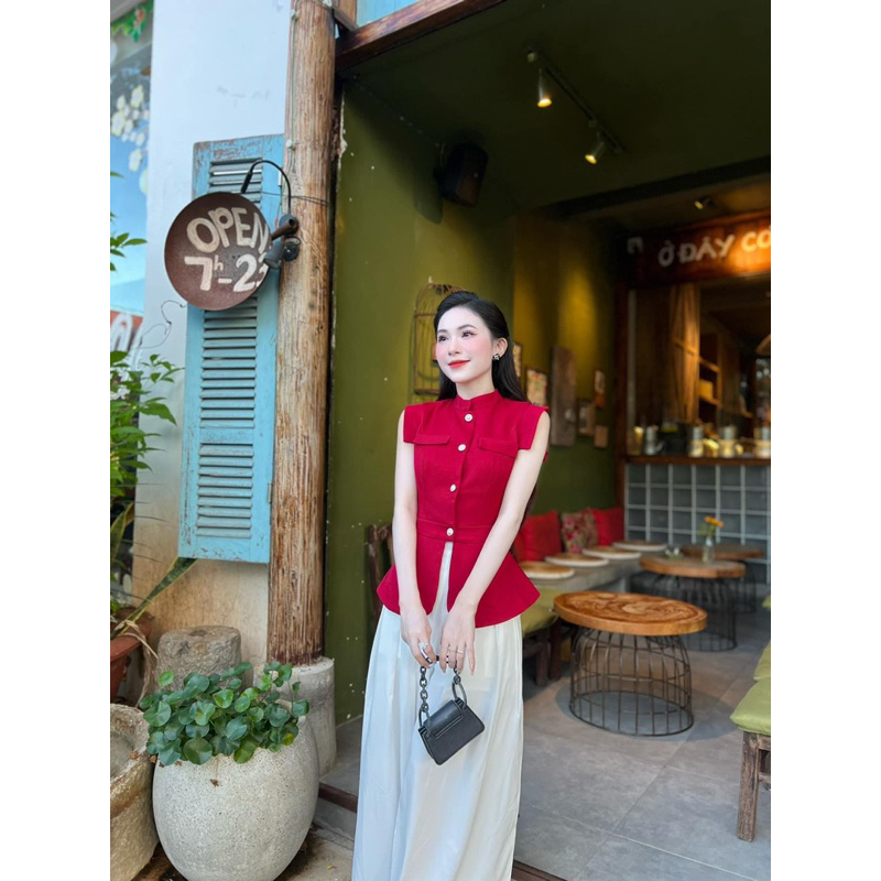 Set áo sơ mi đỏ tay lật kèm chân váy trắng midi kèm bờm