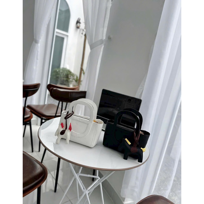 Túi đeo chéo kèm phụ kiện