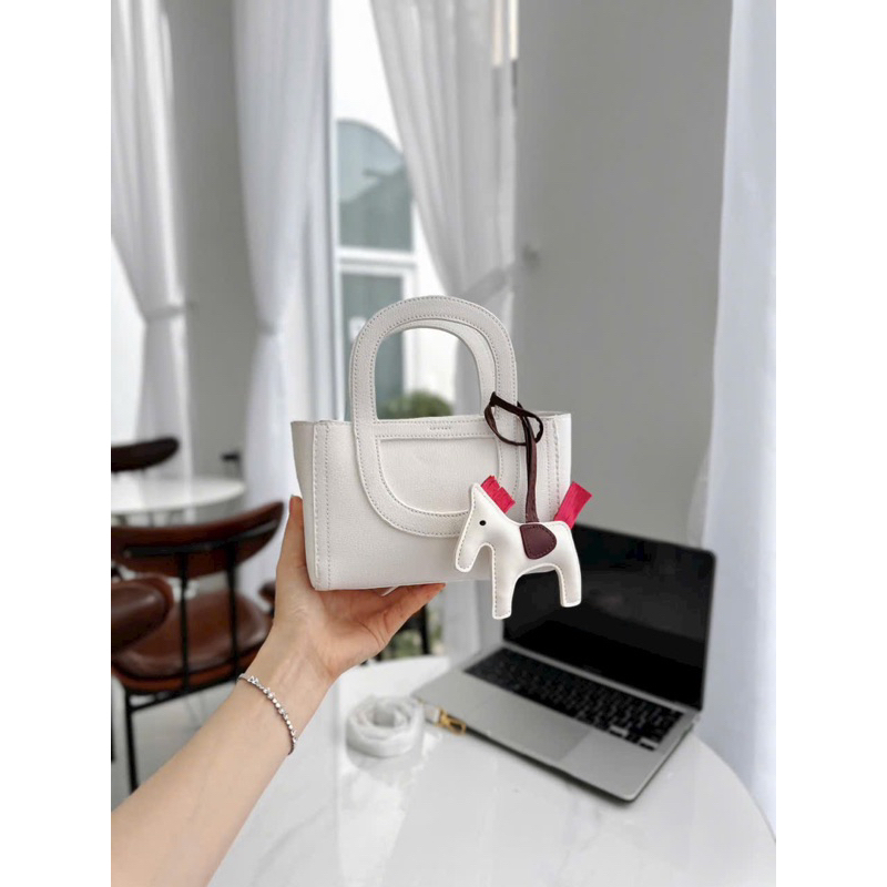 Túi đeo chéo kèm phụ kiện