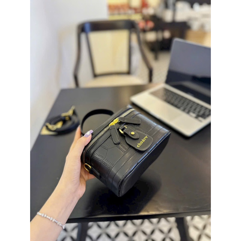 Túi đeo chéo nữ dáng cặp lồng