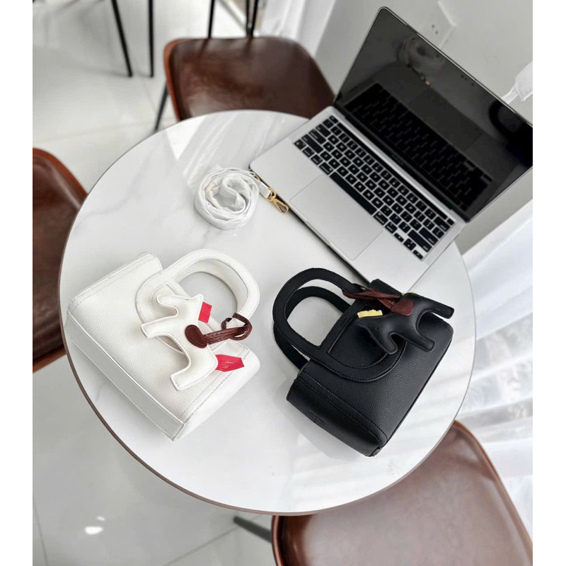 Túi đeo chéo kèm phụ kiện