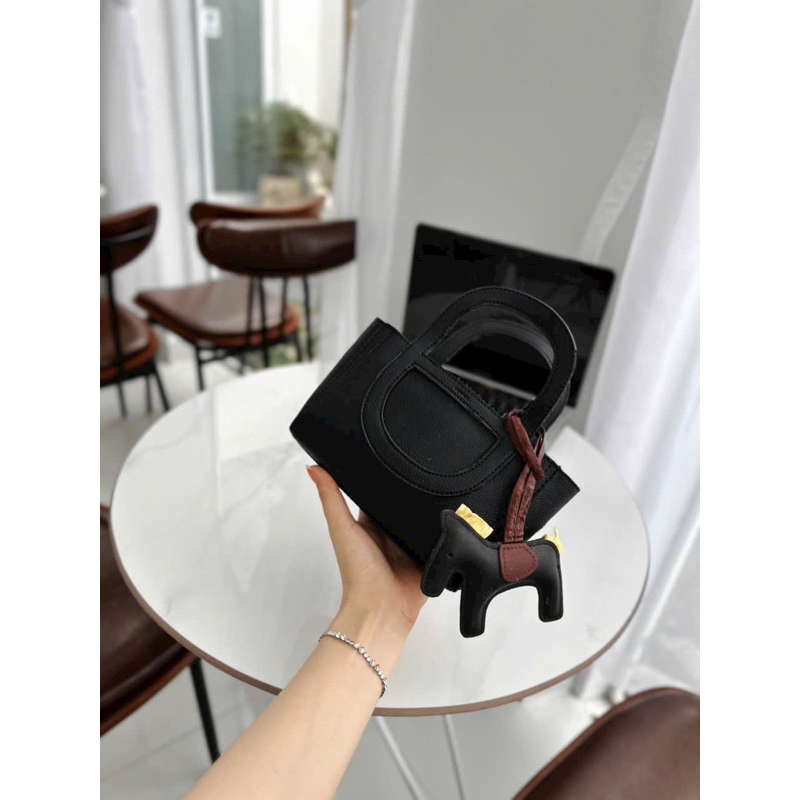 Túi đeo chéo kèm phụ kiện