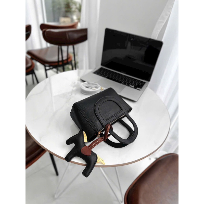 Túi đeo chéo kèm phụ kiện