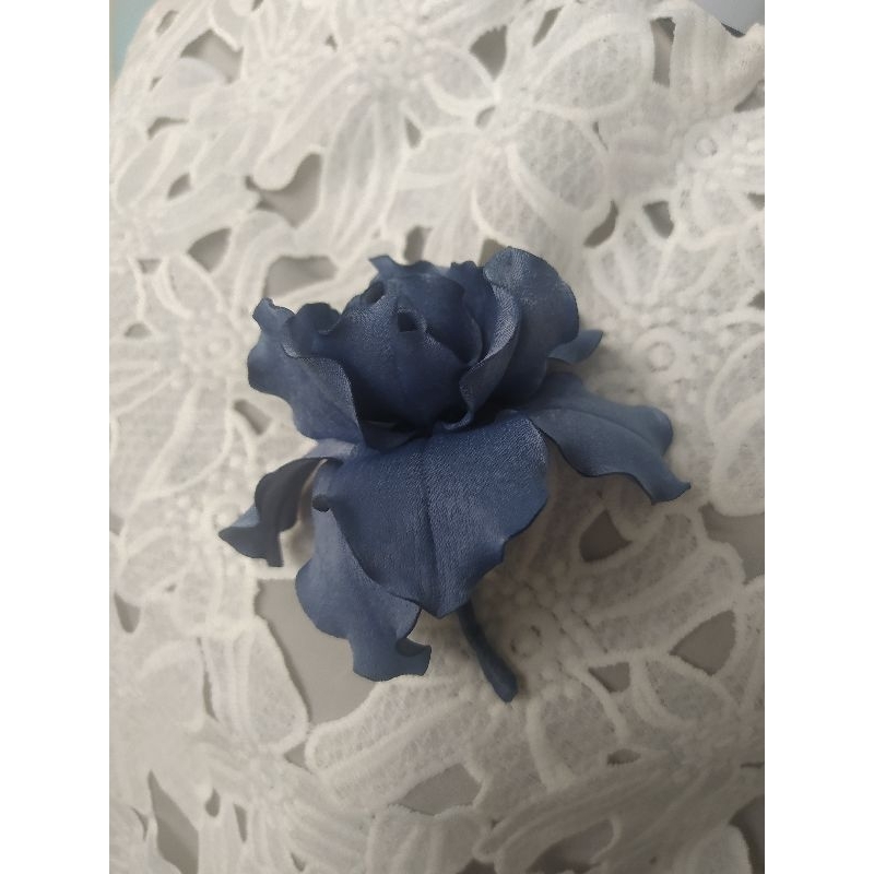 Hoa diên vĩ cài áo handmade Joli màu xanh