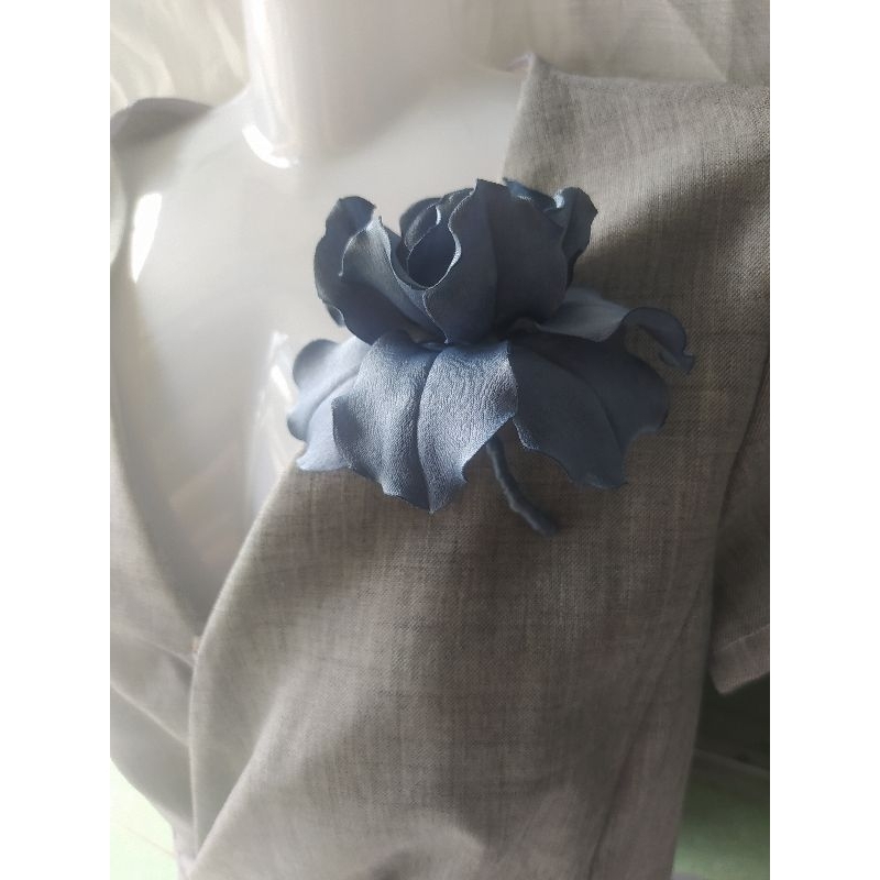 Hoa diên vĩ cài áo handmade Joli màu xanh