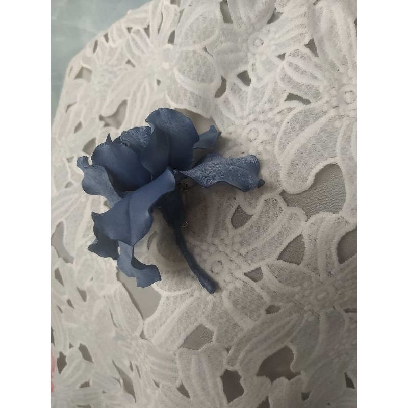 Hoa diên vĩ cài áo handmade Joli màu xanh