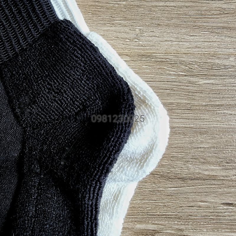 Tất vớ U.NI.QLO đen trắng cổ cao và cổ trung
