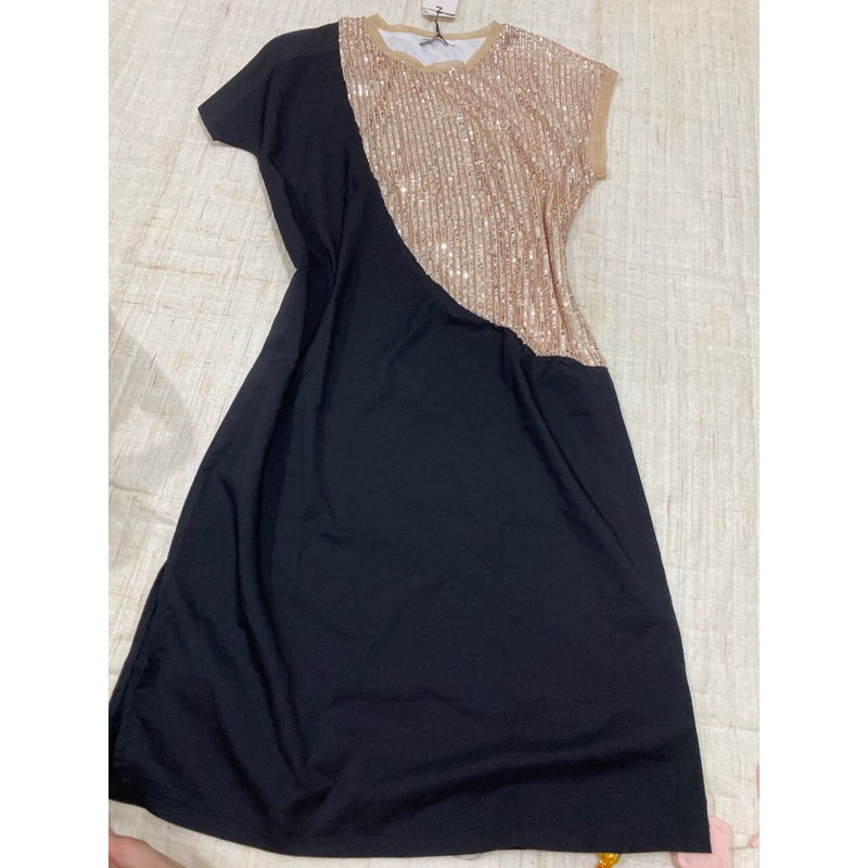 Đầm tiệc dáng suông đen phối cườm be new tag