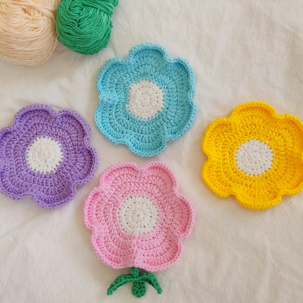 Đế lót cốc, miếng lót ly thấm nước hoa Daisy handmade từ vải len nhiều màu dễ thương