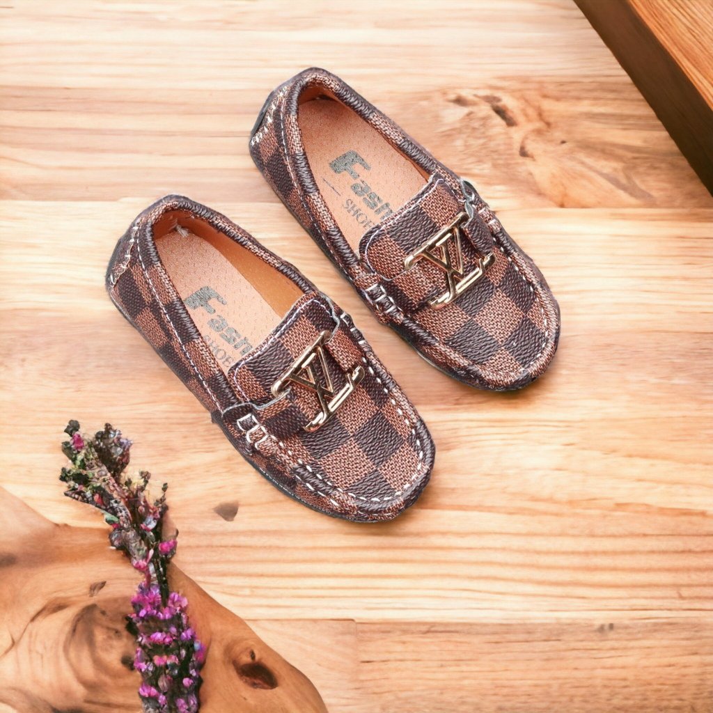 Giày bé trai từ 1 đên 9 tuổi size từ 21 đến 35 màu nâu và trắng xám