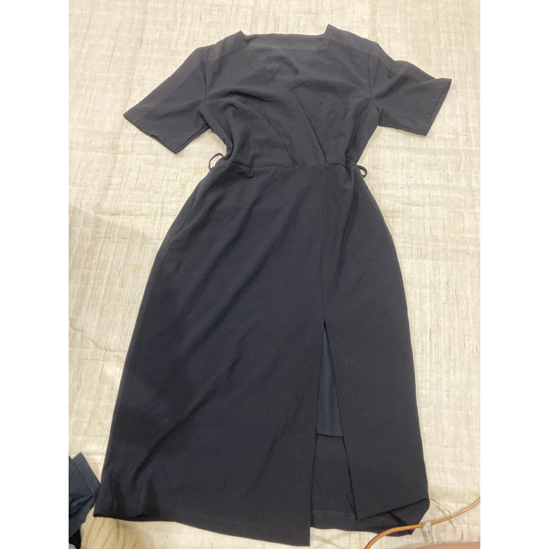 Đầm dáng dài cổ V xẻ tà