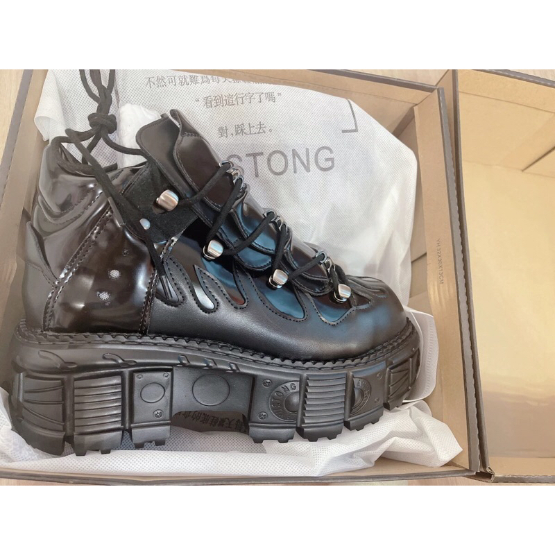 Giày da New Rock phối đinh tán lớn vòng xoắn vân lửa đế cao 7,5cm phiên bản nâng cấp FOOTMADE