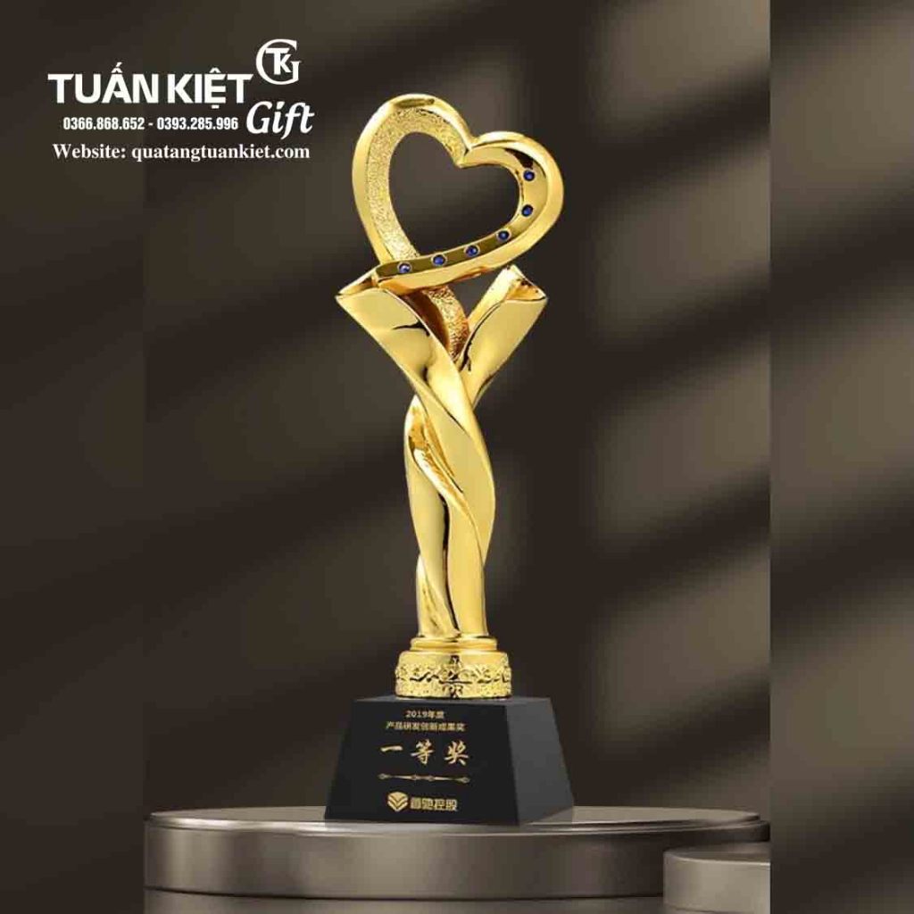 Cúp pha lê composite trái tim đính đá Mạ Vàng mới nhất 2024