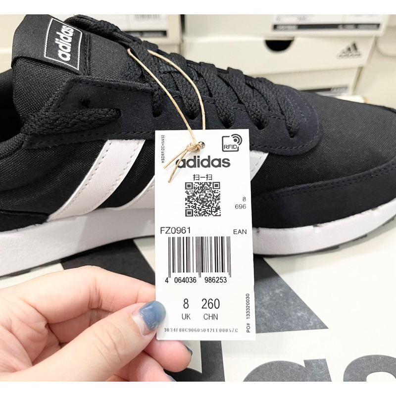 Giày Adidas full box, có mail mua hàng. Hàng có sẵn, bay size nhanh nên các ace chốt nhanh ạ