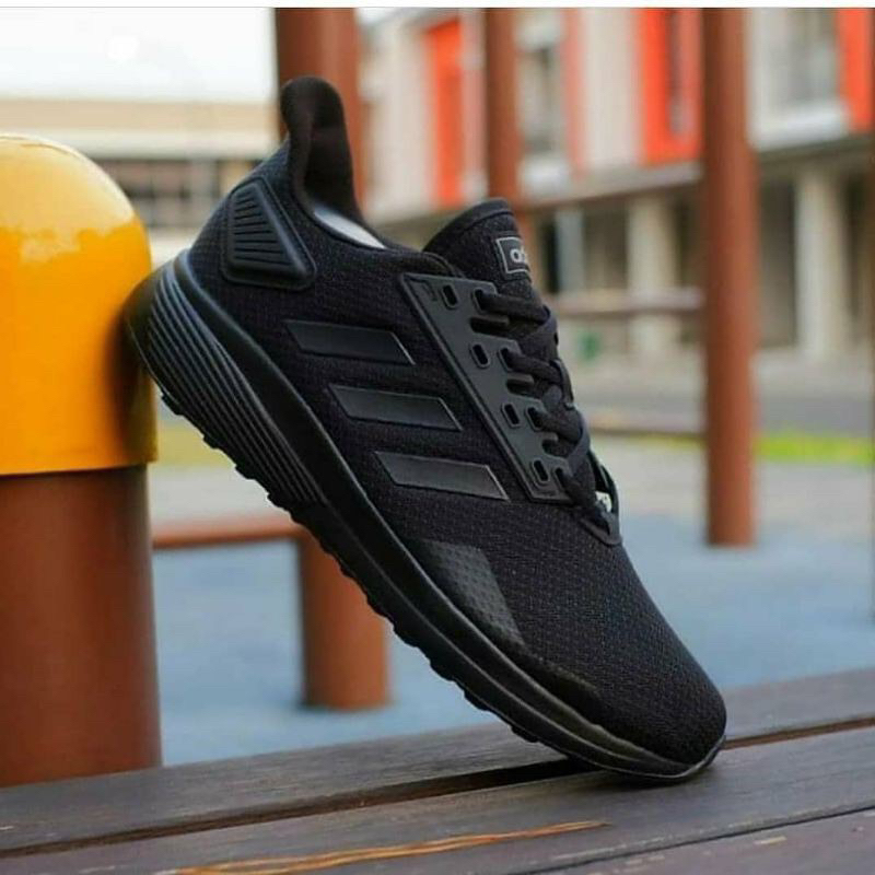 Giày Adidas full box, có mail mua hàng. Hàng có sẵn, bay size nhanh nên các ace chốt nhanh ạ