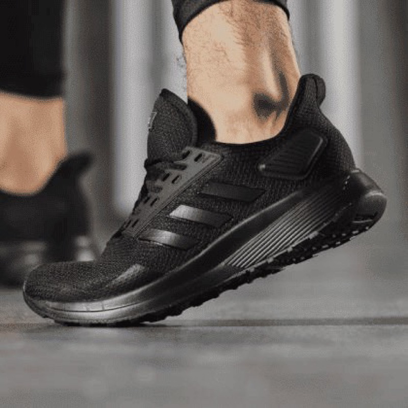 Giày Adidas full box, có mail mua hàng. Hàng có sẵn, bay size nhanh nên các ace chốt nhanh ạ